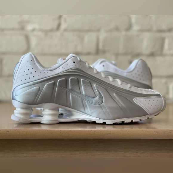 Nike Shox R4 🔥 White Metallic Silver Crimson Red HQ1988-101 Men’s Size 13 Shoes - Picture 4 of 8